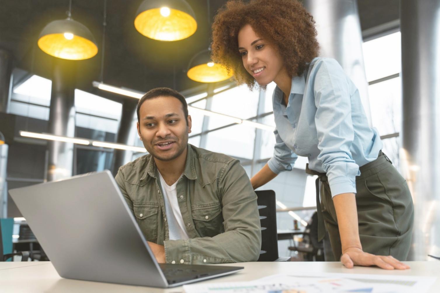 Студенты изучают финансовые таблицы на компьютерах