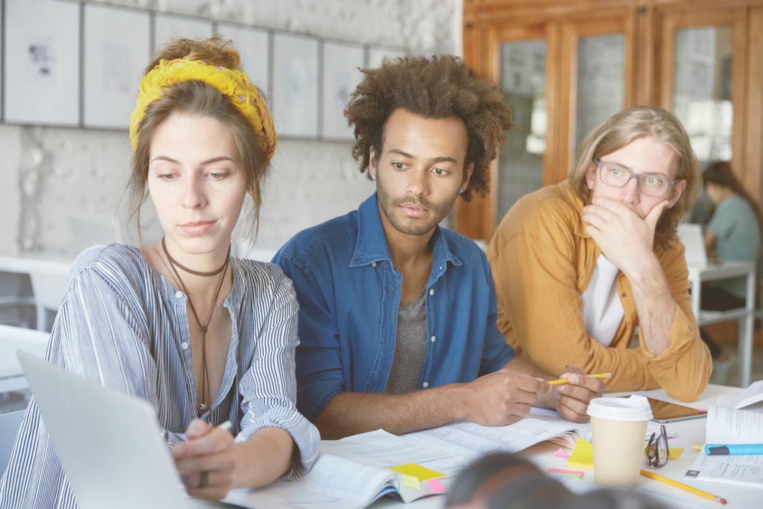 Компьютер с открытой финансовой таблицей